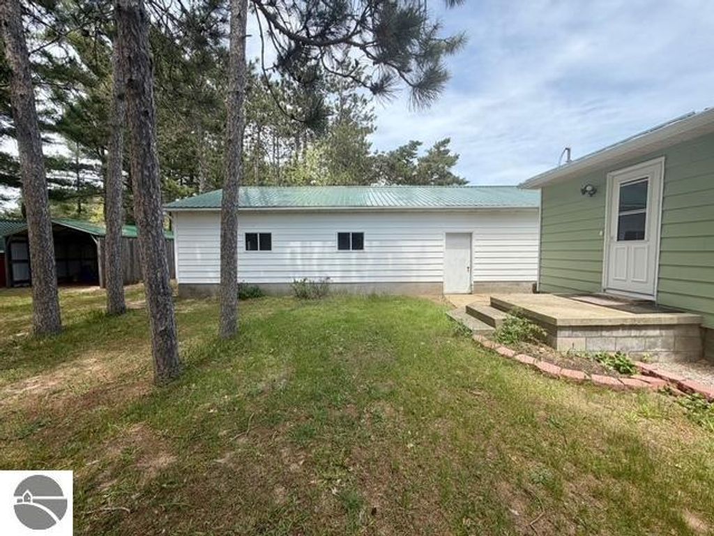Image 15 of property listing at 2659 N Johnson Road, Weidman, MI 48893