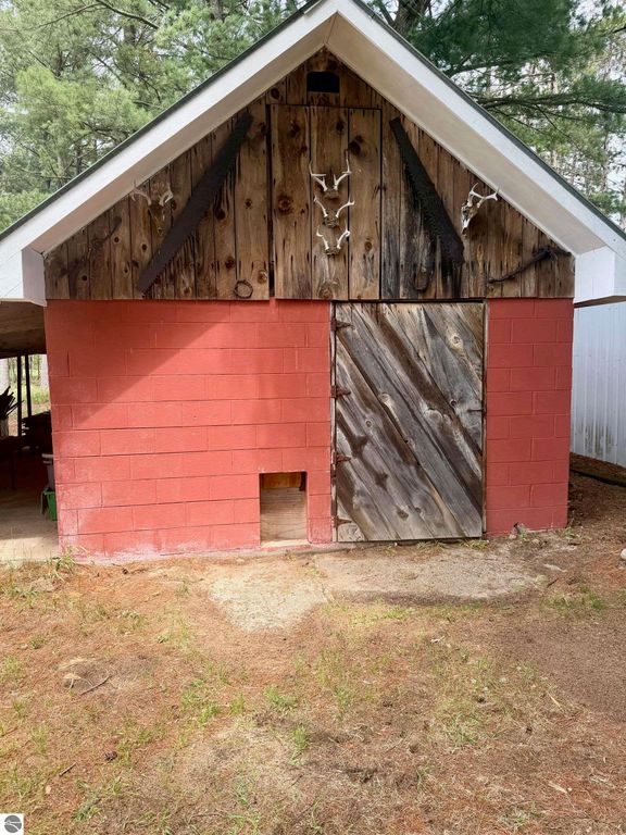 Image 18 of property listing at 2659 N Johnson Road, Weidman, MI 48893