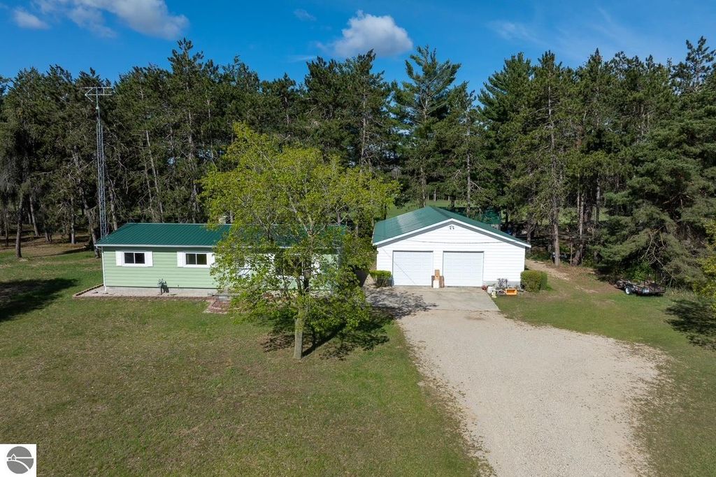 Image 3 of property listing at 2659 N Johnson Road, Weidman, MI 48893