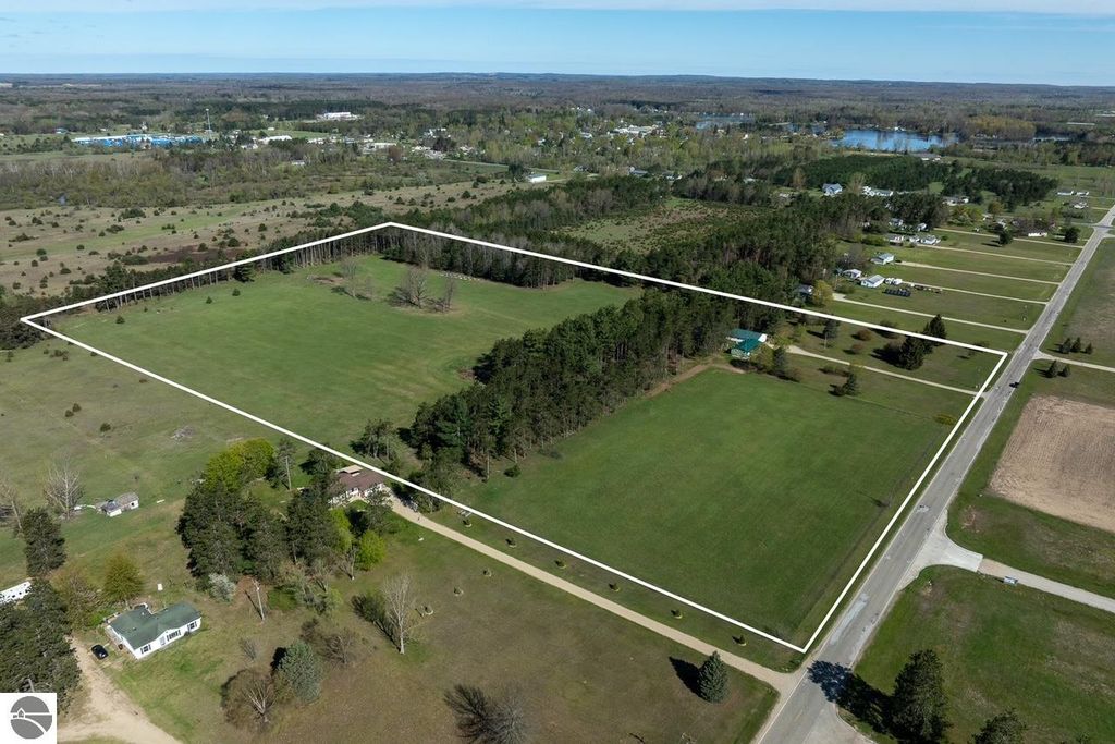 Image 4 of property listing at 2659 N Johnson Road, Weidman, MI 48893
