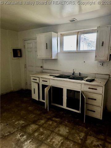 4902 Raven Drive, Charleston, WV 25306