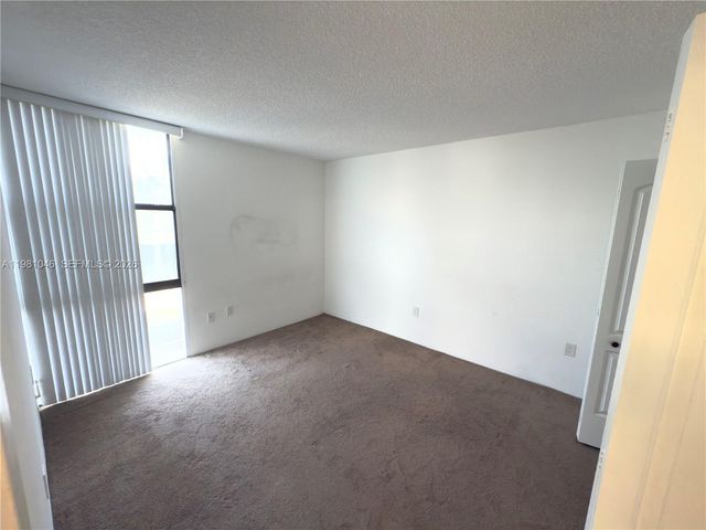 3675 N Country Club Dr 109, Aventura, FL 33180