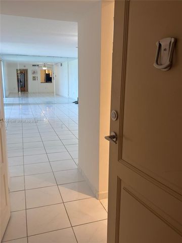 3675 N Country Club Dr 109, Aventura, FL 33180