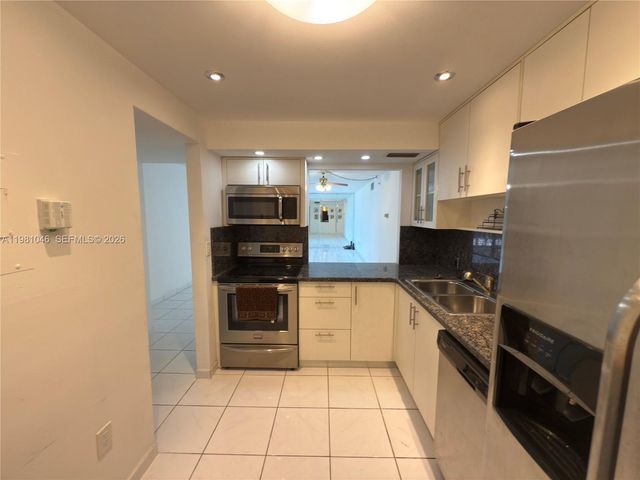 3675 N Country Club Dr 109, Aventura, FL 33180