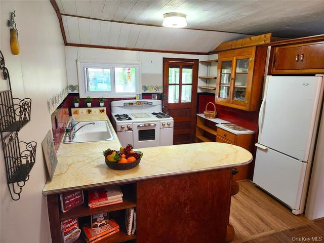 45 W Kenoza Place, Smallwood, NY 12778