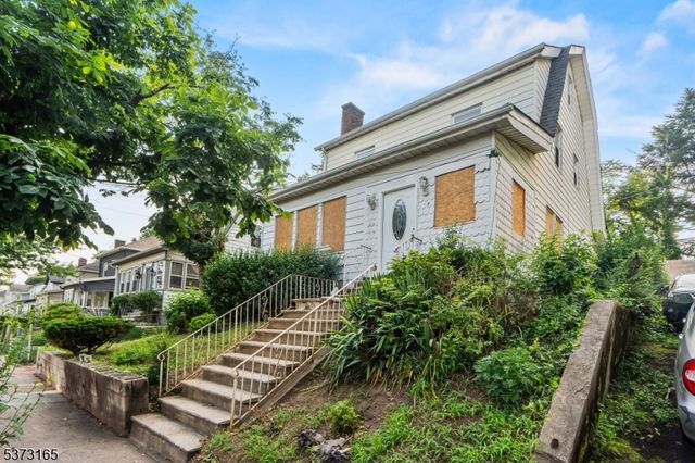 87 Pine Grove Ter, Newark City, NJ 07106