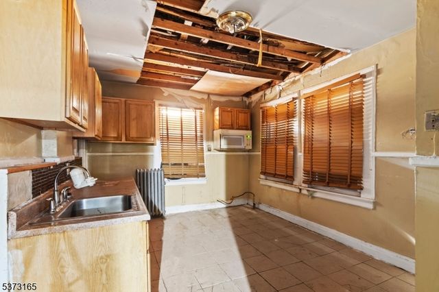 87 Pine Grove Ter, Newark City, NJ 07106
