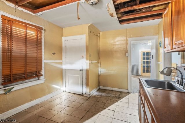 87 Pine Grove Ter, Newark City, NJ 07106