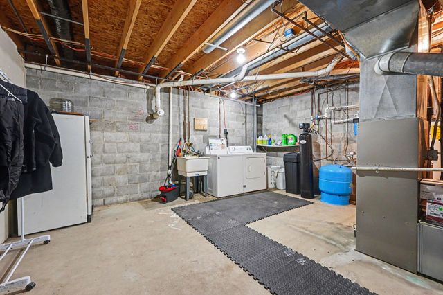 61117 County Road 653, Paw Paw, MI 49079