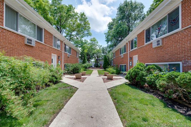 32 N Main Street 1N, Glen Ellyn, IL 60137