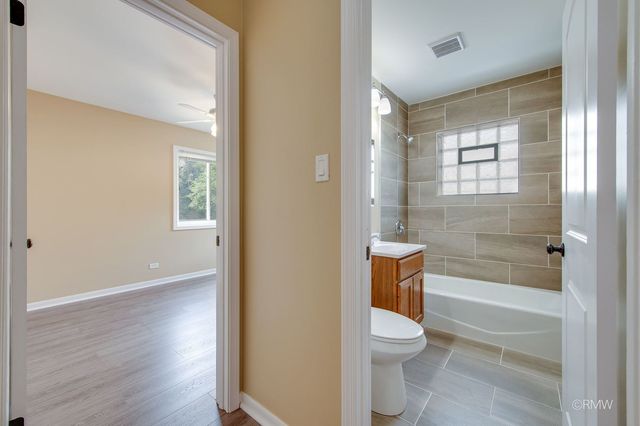 32 N Main Street 1N, Glen Ellyn, IL 60137