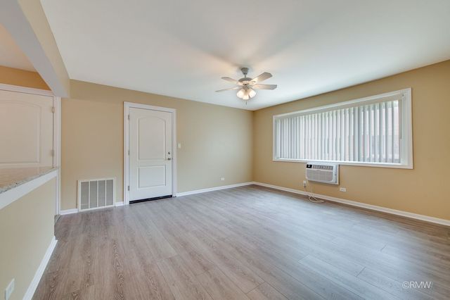32 N Main Street 1N, Glen Ellyn, IL 60137
