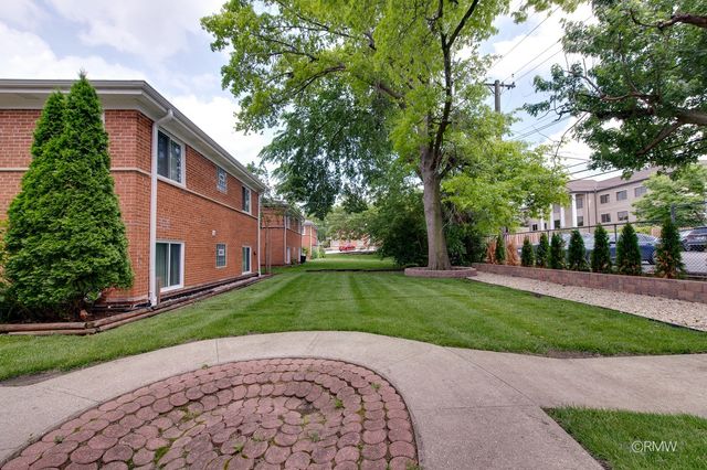 32 N Main Street 1N, Glen Ellyn, IL 60137