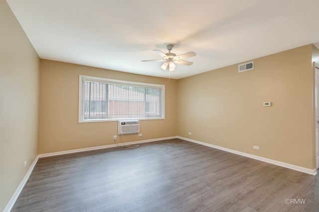 32 N Main Street 1N, Glen Ellyn, IL 60137