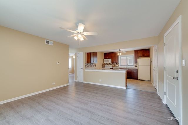 32 N Main Street 1N, Glen Ellyn, IL 60137