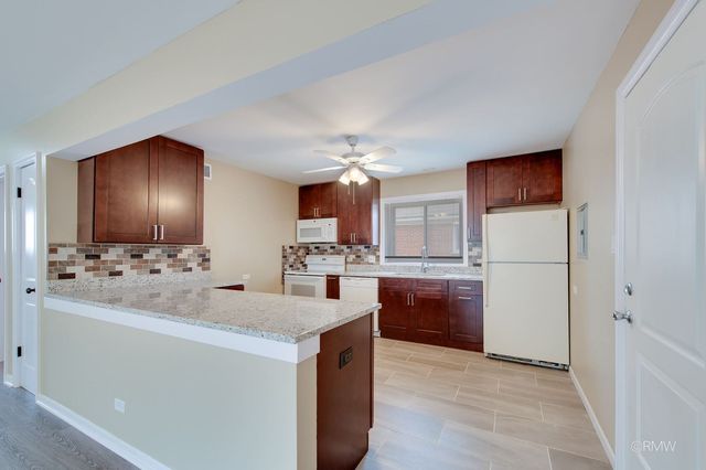 32 N Main Street 1N, Glen Ellyn, IL 60137