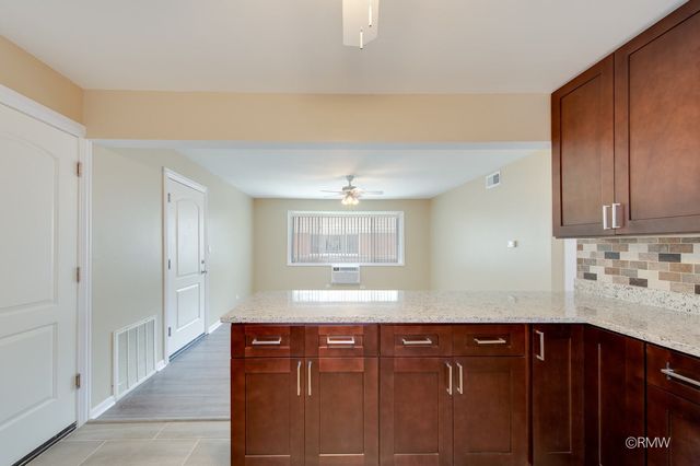 32 N Main Street 1N, Glen Ellyn, IL 60137