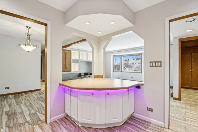 527 W Eastman Street 2C, Arlington Heights, IL 60005