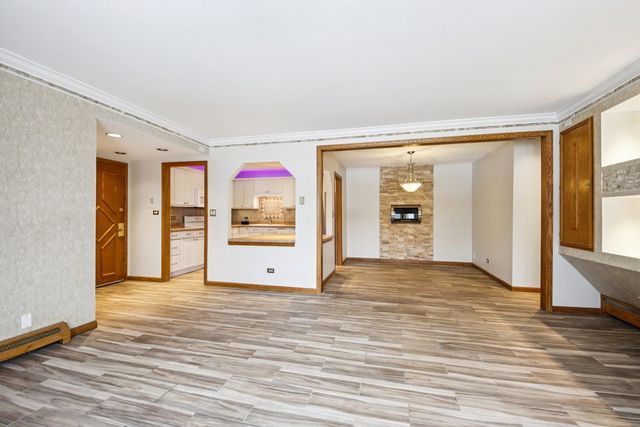 527 W Eastman Street 2C, Arlington Heights, IL 60005