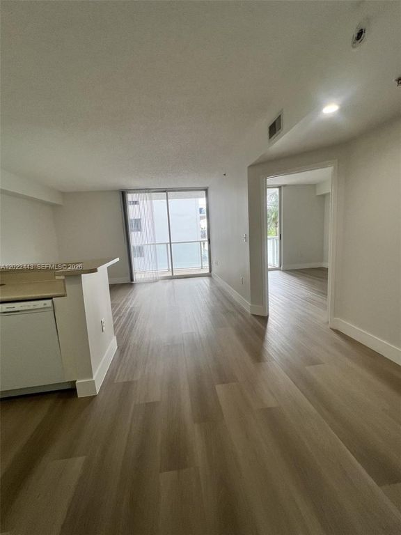 5085 NW 7th St 503, Miami, FL 33126