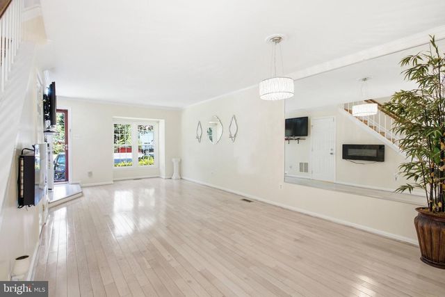 8434 SPRINGFIELD OAKS DR, Springfield, VA 22153