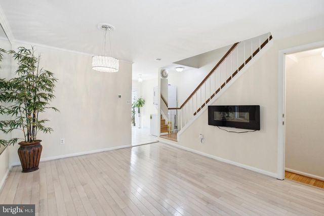 8434 SPRINGFIELD OAKS DR, Springfield, VA 22153