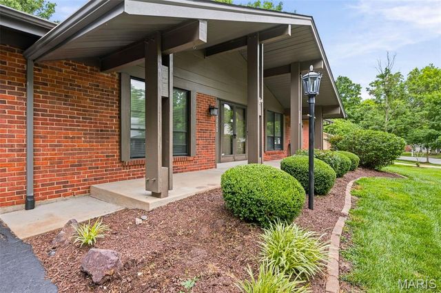 1538 Woodroyal West Drive, Chesterfield, MO 63017