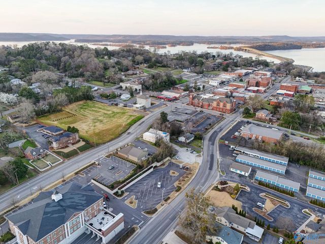 627 Gunter Avenue, Guntersville, AL 35976