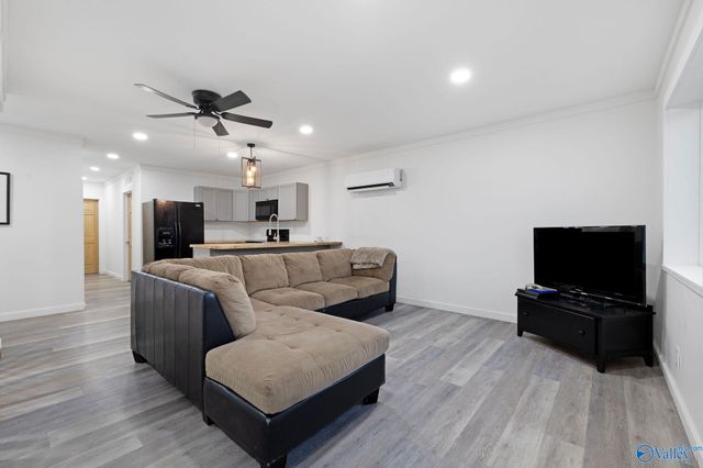 627 Gunter Avenue, Guntersville, AL 35976