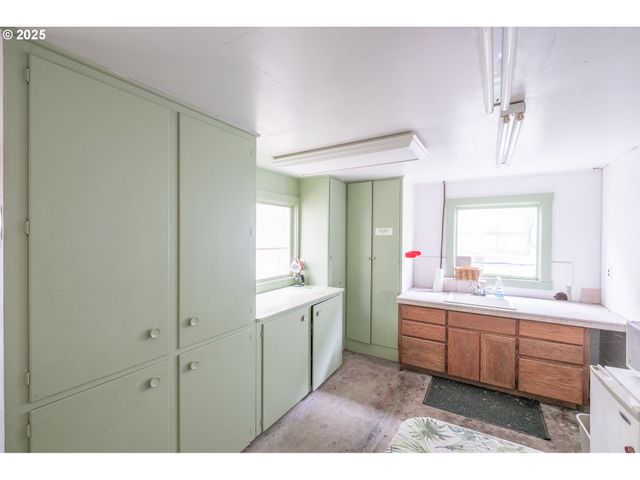 55 Q St, Cottage Grove, OR 97424