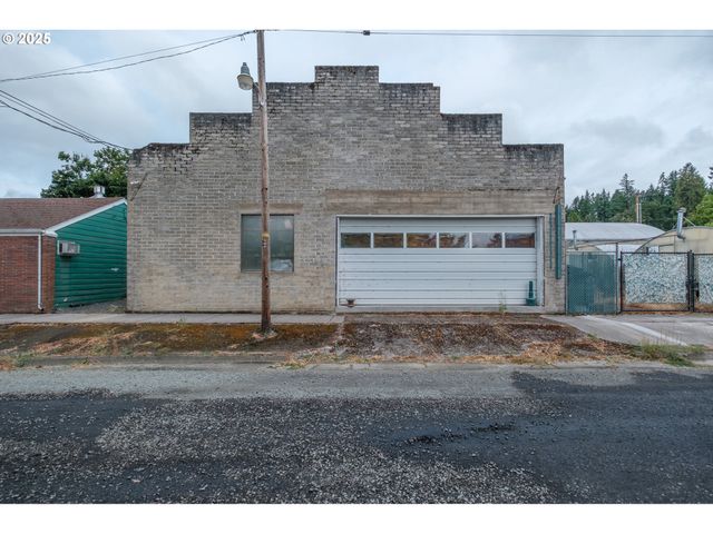 55 Q St, Cottage Grove, OR 97424