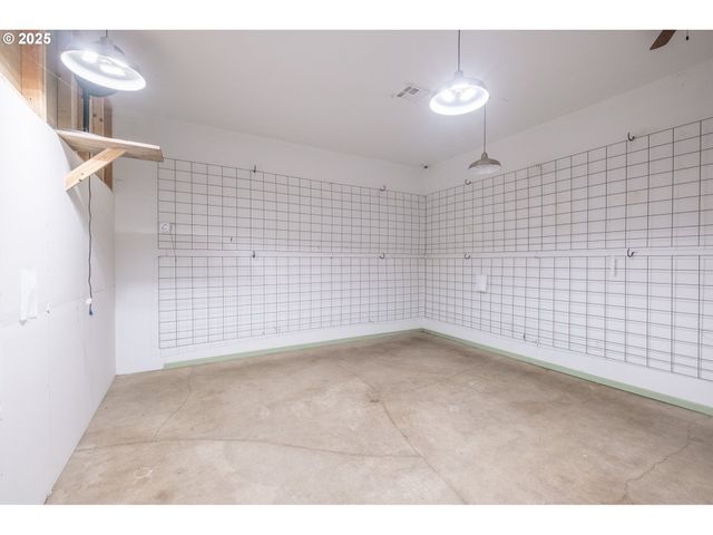 55 Q St, Cottage Grove, OR 97424