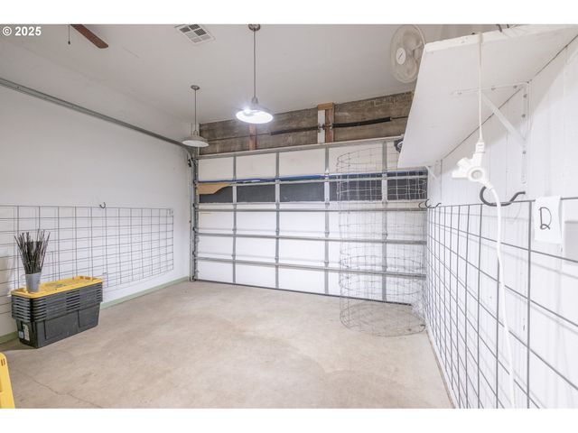 55 Q St, Cottage Grove, OR 97424