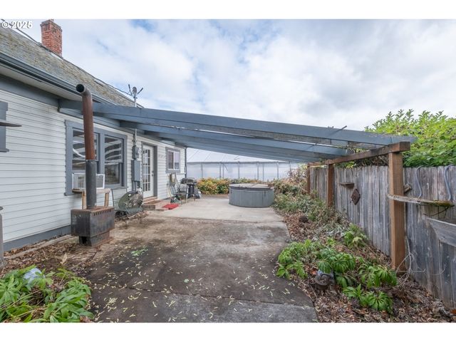 55 Q St, Cottage Grove, OR 97424