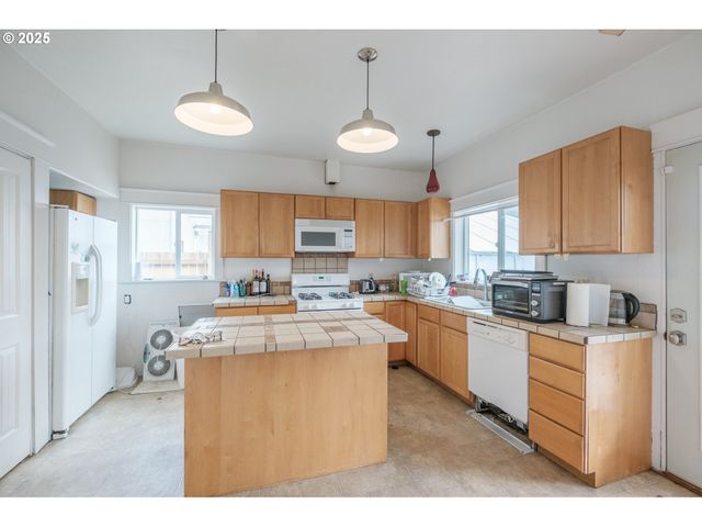 55 Q St, Cottage Grove, OR 97424