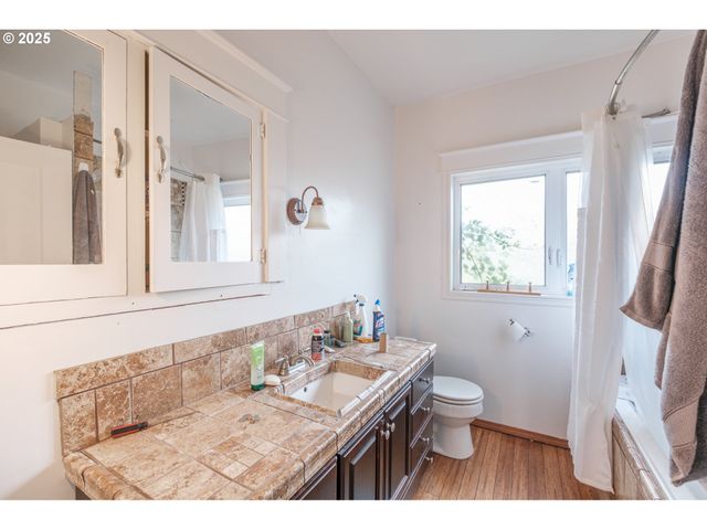 55 Q St, Cottage Grove, OR 97424