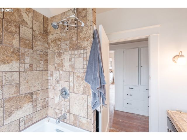 55 Q St, Cottage Grove, OR 97424