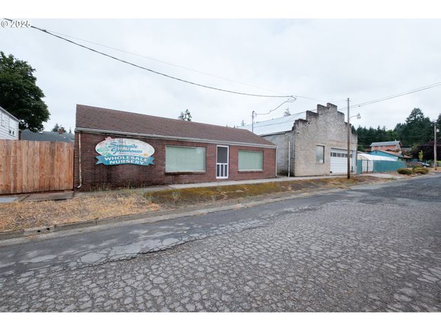 55 Q St, Cottage Grove, OR 97424