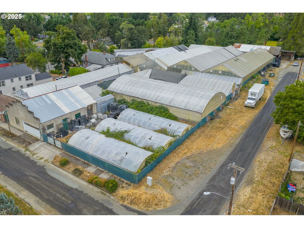 55 Q St, Cottage Grove, OR 97424