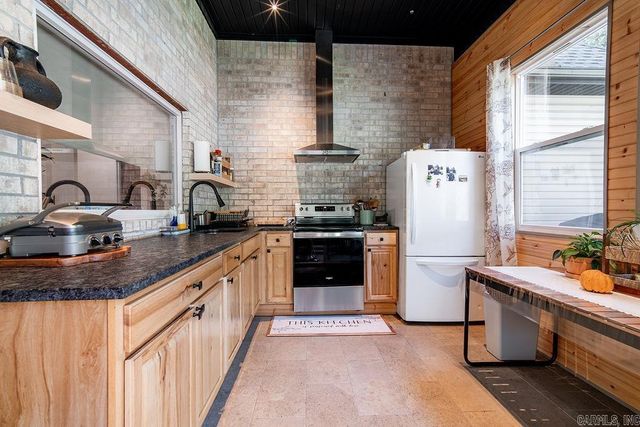 820 N Moore Road, Hot Springs, AR 71913