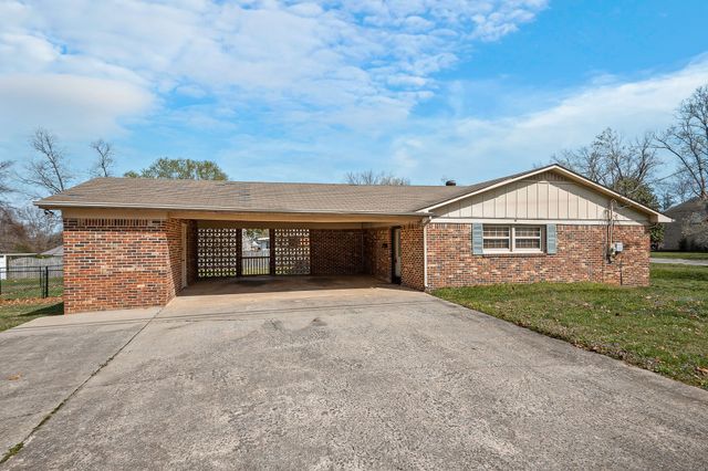 787 Clover Hill Dr, Cookeville, TN 38501