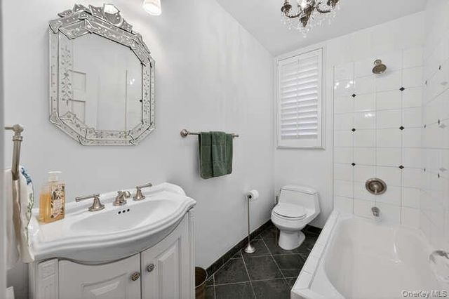 24 Hamilton Place F-1, Garden City, NY 11530