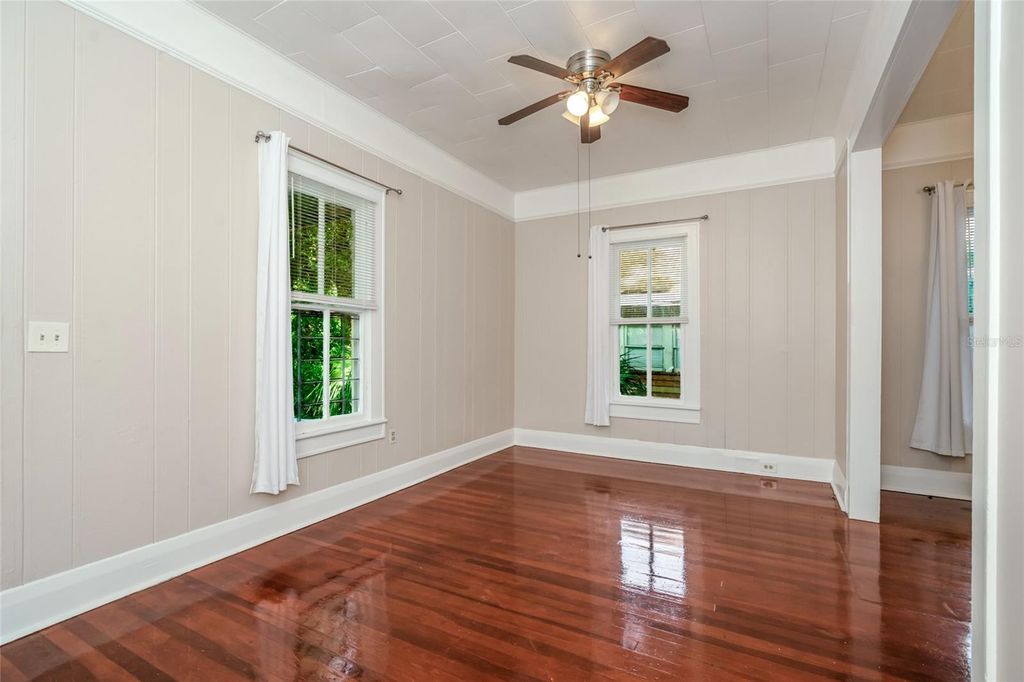 Image 11 of property listing at 4109 N SUWANEE AVENUE, Tampa, FL 33603
