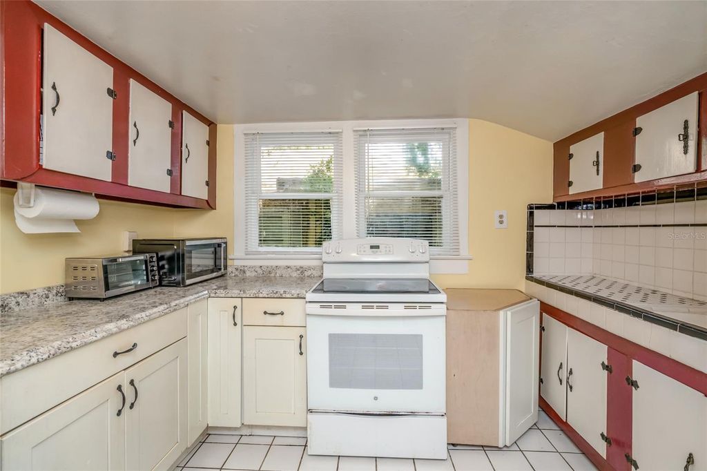 Image 15 of property listing at 4109 N SUWANEE AVENUE, Tampa, FL 33603