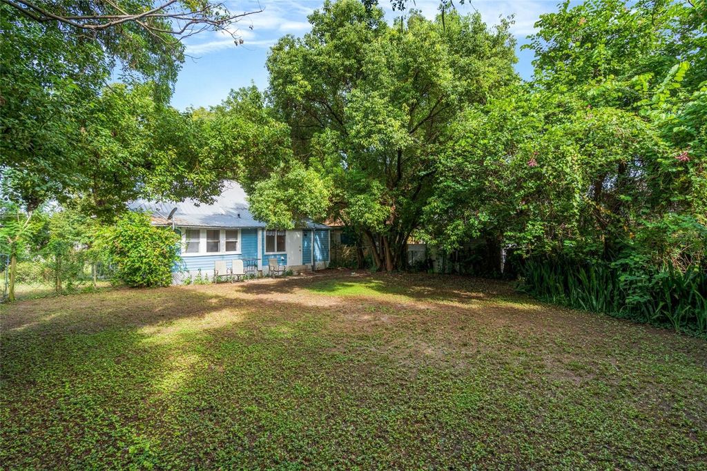 Image 5 of property listing at 4109 N SUWANEE AVENUE, Tampa, FL 33603