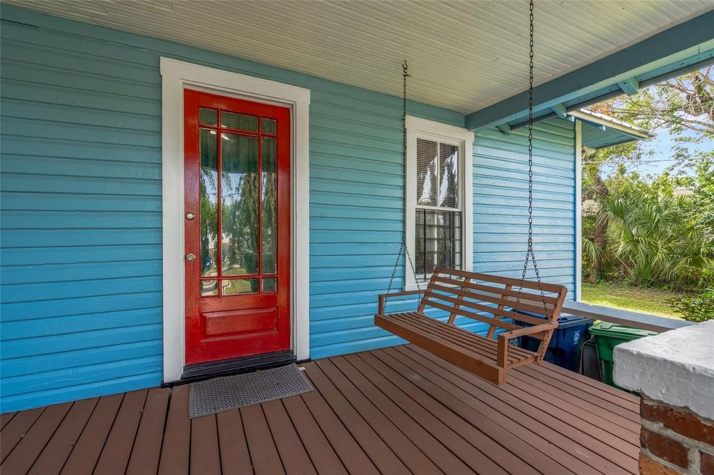Image 6 of property listing at 4109 N SUWANEE AVENUE, Tampa, FL 33603
