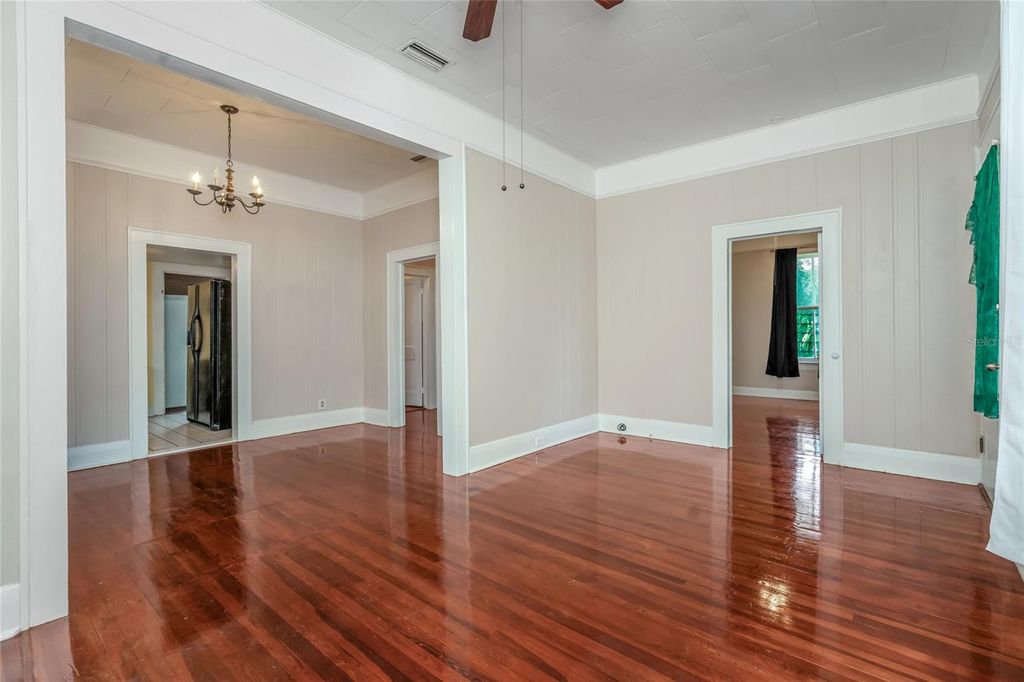 Image 8 of property listing at 4109 N SUWANEE AVENUE, Tampa, FL 33603