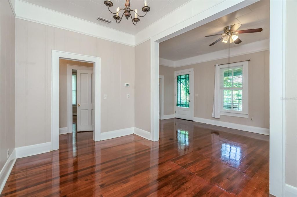 Image 9 of property listing at 4109 N SUWANEE AVENUE, Tampa, FL 33603