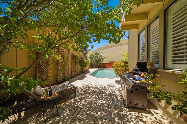 951 Redwood Dr, Danville, CA 94506
