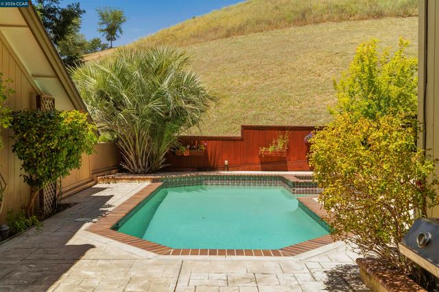 951 Redwood Dr, Danville, CA 94506